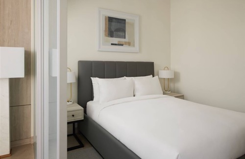 South Lake Union Hotel | Relax in Luxury: Modern Penthouse Oasis with Stunning Seattle City Views