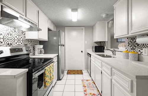 Calallen House | Relax in our 2-bedroom, 2-bathroom home perfect for extended work stays