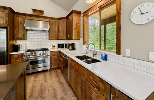 Donnelly Cabin | Relax in Style | Chic Home w/Hot Tub + Mountain Views
