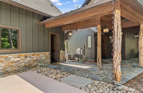 Nebo Apartment | Relax in style w/access to Lake, Dock, Fire pit and Community Pool