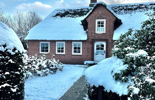 Risum-Lindholm House | Relax in the 100-year-old thatched roof house with a large garden