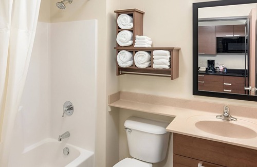 Council Bluffs Hotel | Relax in Your Own Full Kitchen Space Close to Omaha’s Henry Doorly Zoo