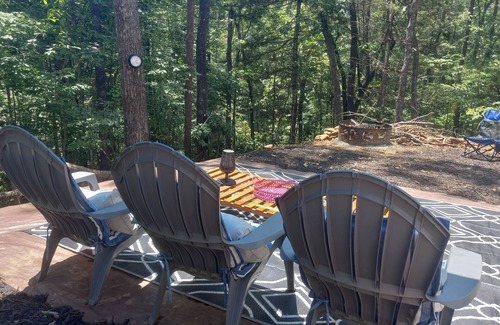Murphy House | RELAX, NO EXTRA FEES for pets or cleaning. LUXURY Glamping in the woods!