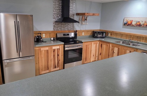 Harris Cabin | Relax, Play & Explore – Lodge with Pond, Trail, Hot Tub & Room for 14