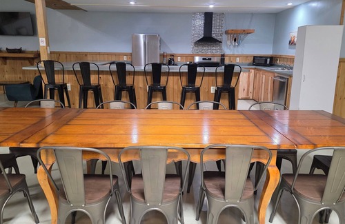 Harris Cabin | Relax, Play & Explore – Lodge with Pond, Trail, Hot Tub & Room for 14