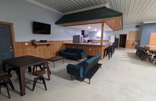 Harris Cabin | Relax, Play & Explore – Lodge with Pond, Trail, Hot Tub & Room for 14