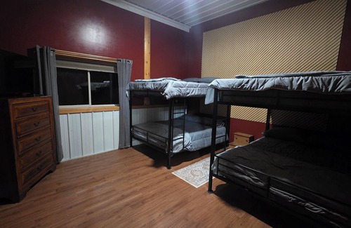 Harris Cabin | Relax, Play & Explore – Lodge with Pond, Trail, Hot Tub & Room for 14