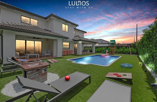 Richmond West House | Relax & Play Retreat Pool, Games, BBQ & More