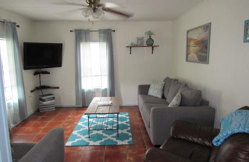 Port Lavaca House | Relax, Refresh, and Renew at Cast Away Cottage