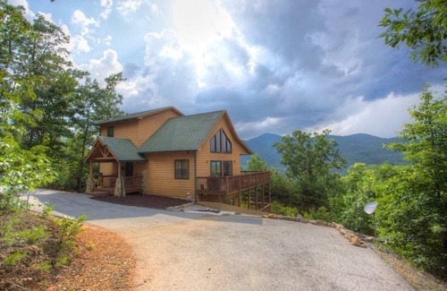 Cleveland Cabin | Relax & Unwind at Ritz on the Rocks! Dog Friendly, Hot Tub, Near Wineries!