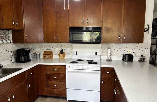 West Frankfort House | Relaxation at its Best with Hot Tub and Game Room