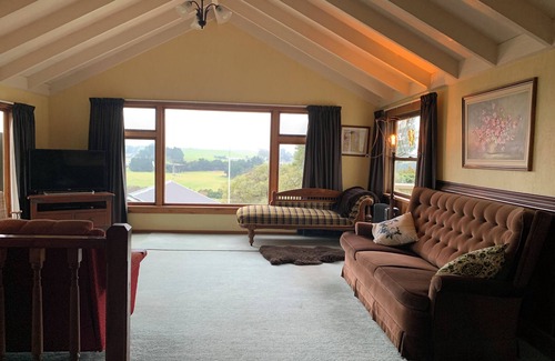 Kakanui House | Relaxed family accommodation close to the beach and river.