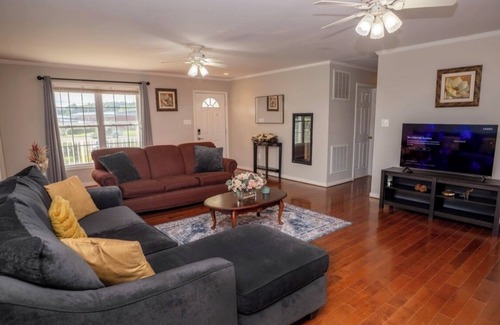 Wyndham House | Relaxing 3-bedroom home ,large patio & Backyard Oasis