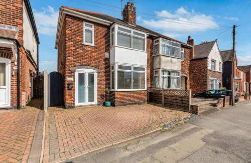 Ashby-de-la-Zouch Apartment | Relaxing 3 Bedroom Stay with Private TVs Near Ashby