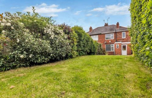 Ashby-de-la-Zouch Apartment | Relaxing 3 Bedroom Stay with Private TVs Near Ashby
