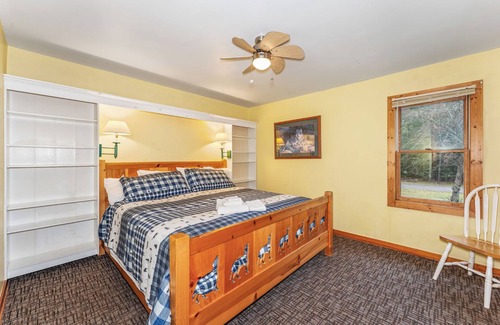 St Germain Cabin | relaxing 4-bedroom lodge with WiFi and AC in Saint Germain firepit, grill & YOGA
