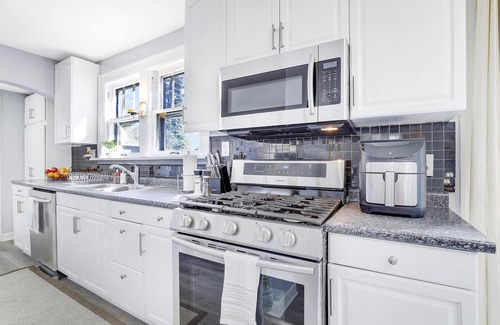 Minneapolis House | Relaxing 4-bedroom With A Nice Deck & Grill — Close to U of M
