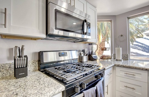 Paradise House | Relaxing 5bd/4ba + pool/spa/sauna, 10min to Strip
