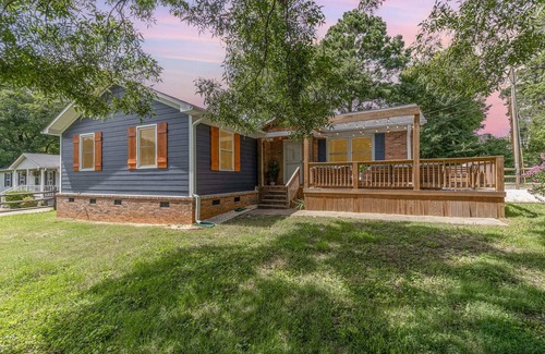 South Belmont House | Relaxing Belmont Escape: 4BR, 2.5BA, Pet-Friendly