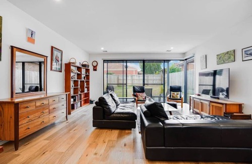 Bentleigh House | Relaxing Bentleigh Executive Family Getaway