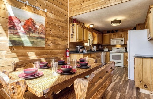 Gatlinburg - Pigeon Forge Cabin | Relaxing Cabin! Great Mountain Views! Centrally Located! Awesome Deck! Hot Tub