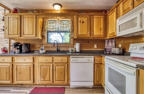 Gatlinburg - Pigeon Forge Cabin | Relaxing Cabin! Great Mountain Views! Centrally Located! Awesome Deck! Hot Tub