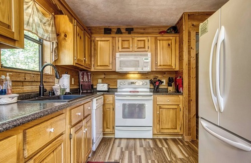 Gatlinburg - Pigeon Forge Cabin | Relaxing Cabin! Great Mountain Views! Centrally Located! Awesome Deck! Hot Tub