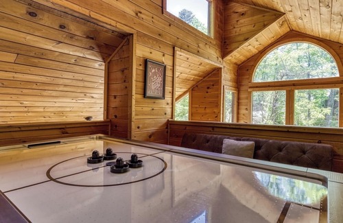 Gatlinburg - Pigeon Forge Cabin | Relaxing Cabin! Great Mountain Views! Centrally Located! Awesome Deck! Hot Tub