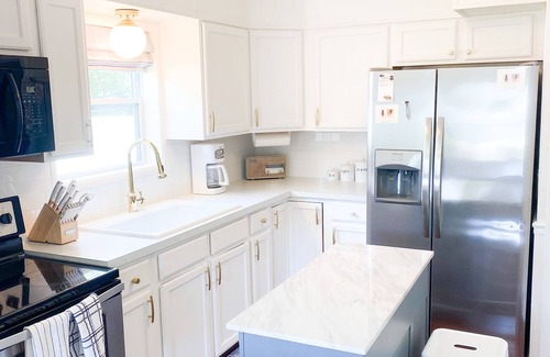 Ashtabula House | Relaxing Coastal Inspired Cottage, short walk from the lake!