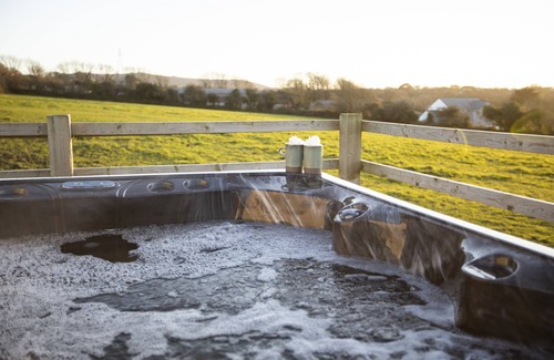 Illogan House | Relaxing Cornish Bliss with Hot Tub & Log Burner close to Beach & Country Walks