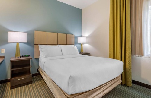 Biggar Hotel | Relaxing Couple Stay w/Outdoor Pool | Free Parking and Pets Allowed