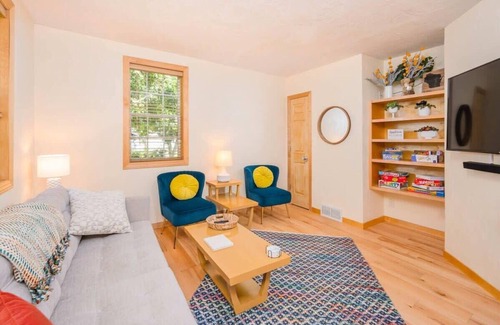 Appleton House | Relaxing Downtown 2BR Abode