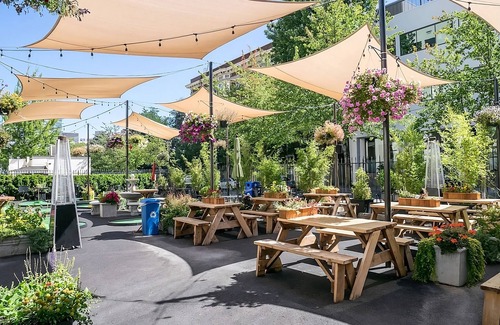 Goose Hollow Hotel | Relaxing Getaway Awaits! 2 Stylish Units, Pet-friendly, Near Japanese Garden!