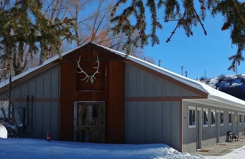 Oak Creek Hotel | Relaxing Getaway in our Homespun Double Kitchenette at Lodges of Oak Creek!
