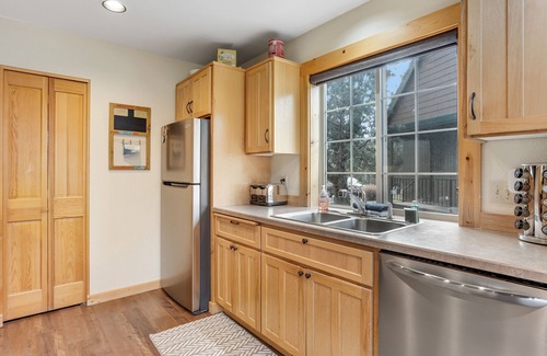 Redmond Ski Chalet | Relaxing golf course-front home with private hot tub, firepit, & shared pool
