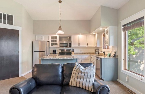 Nisswa Condo | Relaxing Gull Lake Waterside Retreat with Boat Rentals | Nisswa, MN