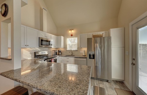 Ingram House | Relaxing Hill Country Experience overlook Johnson Creek-Beautiful Views