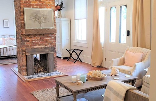 Old East Hill Apartment | Relaxing Historic Suite Downtown | 12 min to Beach