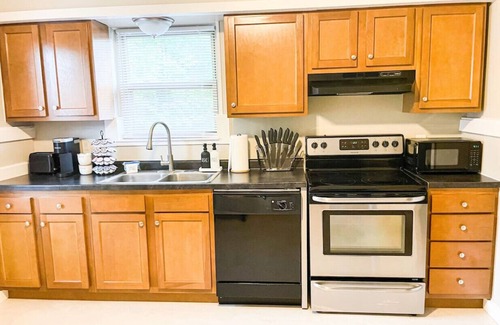Spring Grove Village House | *Relaxing home that sleeps 10*