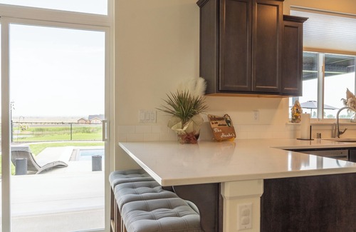Moses Lake House | Relaxing home w/POOL & HOT TUB on the golf course!