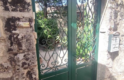 Erice House | Relaxing in a typical Erice courtyard