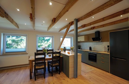 Juebek Apartment | Relaxing in the Raabennest: Young living in the old village in Jübek