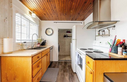 Kingsville Cottage | Relaxing lakefront cottage near wineries and beach