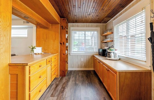 Kingsville Cottage | Relaxing lakefront cottage near wineries and beach