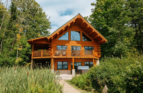 Bellaire Cabin | Relaxing Lakefront Log Cabin home on Clam Lake!