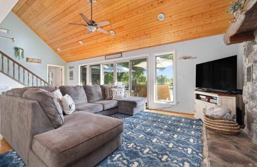 Piney Flats House | Relaxing Lakefront Retreat w/Hot Tub & Dock