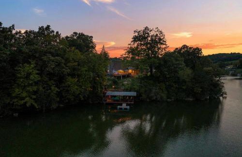 Piney Flats House | Relaxing Lakefront Retreat w/Hot Tub & Dock