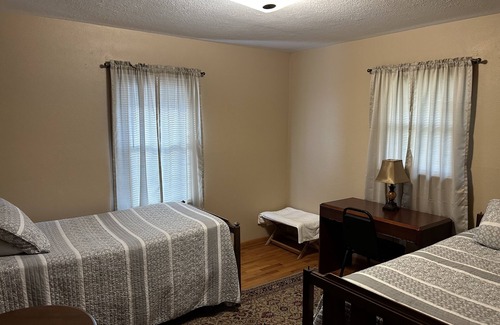 Wynnburg Cabin | Relaxing, Lakefront & Roomy Great for fishing, duck hunting, & family gatherings