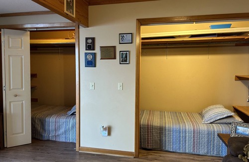 Wynnburg Cabin | Relaxing, Lakefront & Roomy Great for fishing, duck hunting, & family gatherings