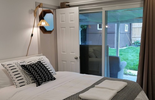 North York Apartment | Relaxing Lilac10-mins to the Airport